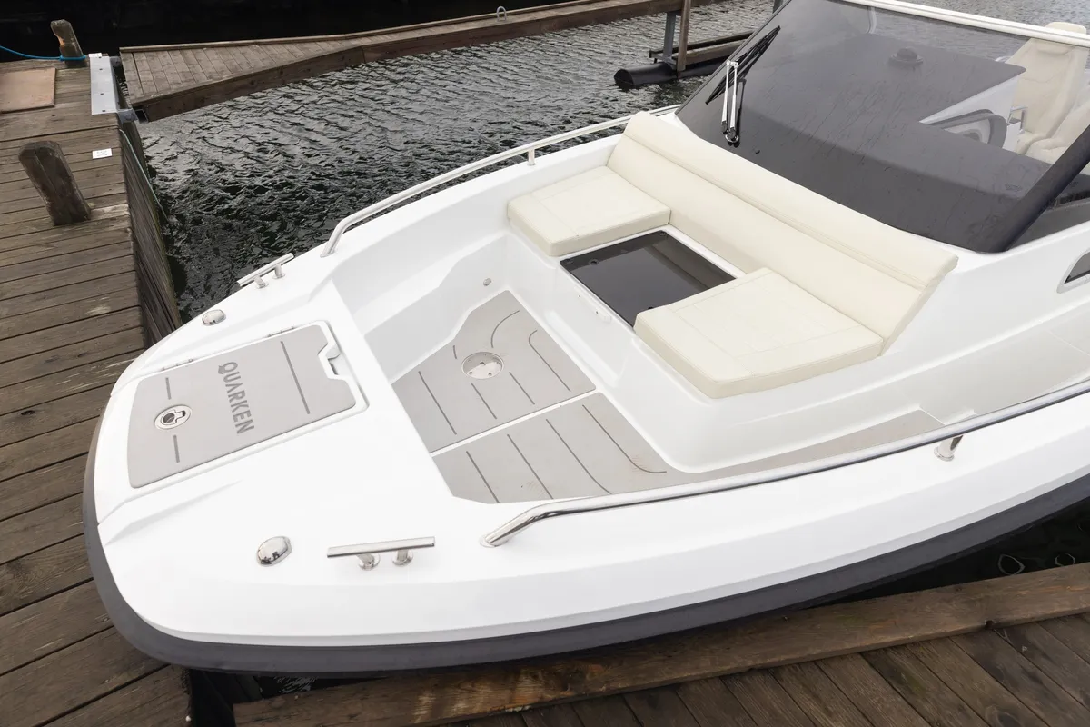 Quarken Boats 27 Open: Pont avant avec banquette sur un bateau