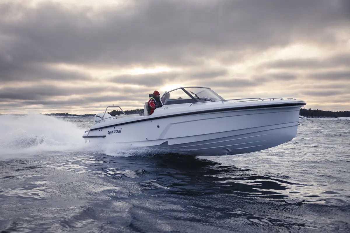Quarken Boats 27 Open: Ein weißes Boot, das auf dem Meer fährt