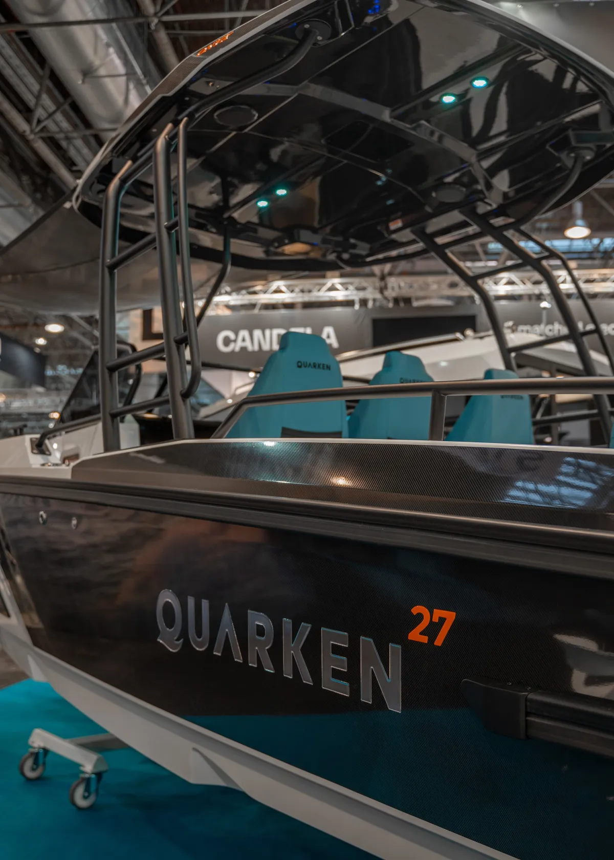 Quarken Boats 27 T-Top V2 Onyx: Boat with a targa bow on display at a trade fair