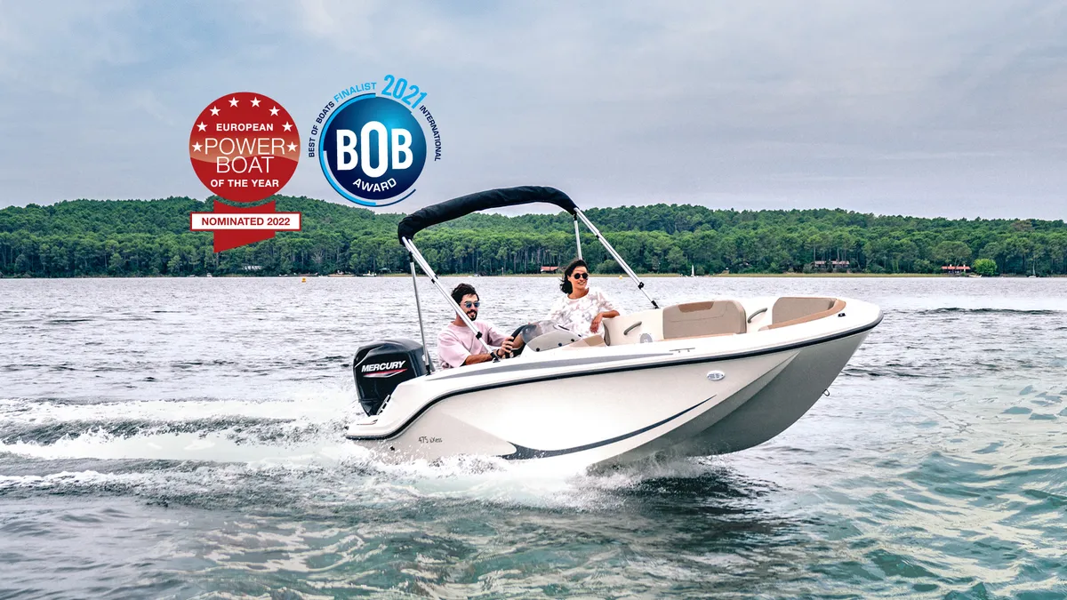 Quicksilver 475 aXess: Boat cruising on water with passengers on board