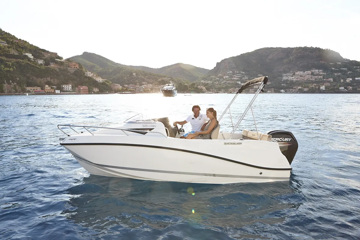 Quicksilver 505 Cabin: Bootsfahrt auf dem Meer in Küstennähe