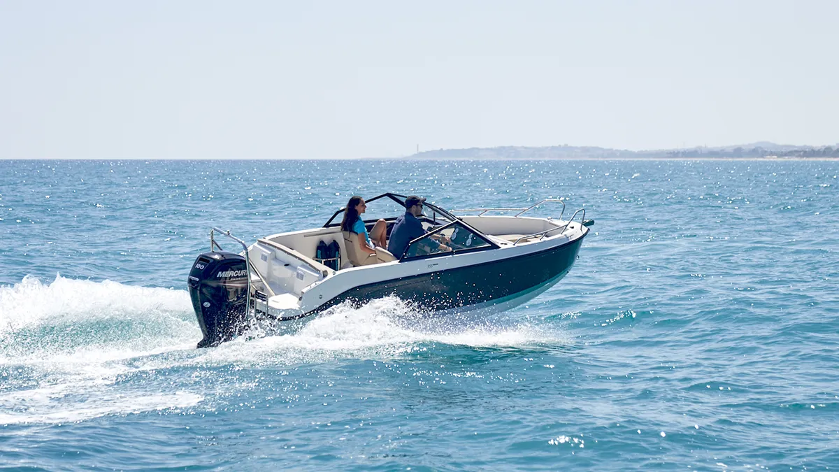 Quicksilver 555 Bowrider: Schnellbootfahrt auf dem Meer