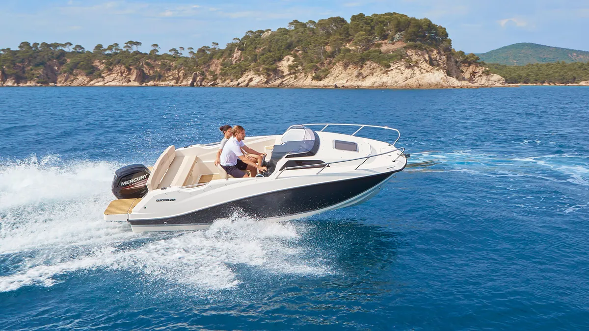 Quicksilver 555 Cabin: Schnellbootfahrt vor der Küste