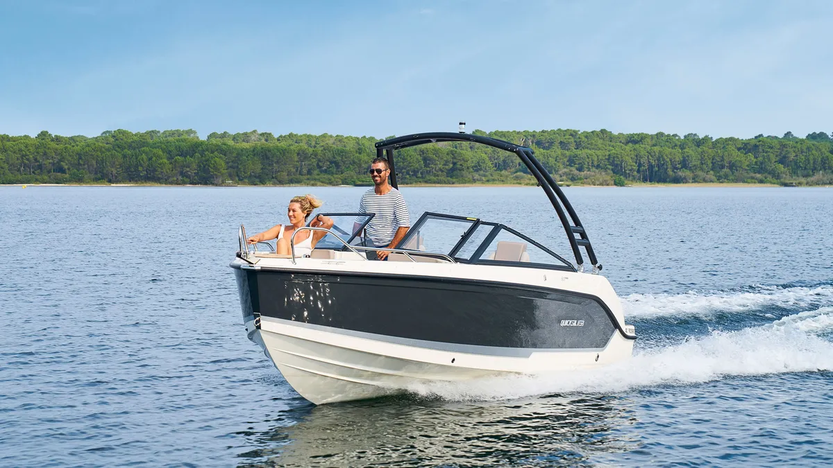 Quicksilver 605 Bowrider: Bootsfahrt auf einem See mit Bäumen