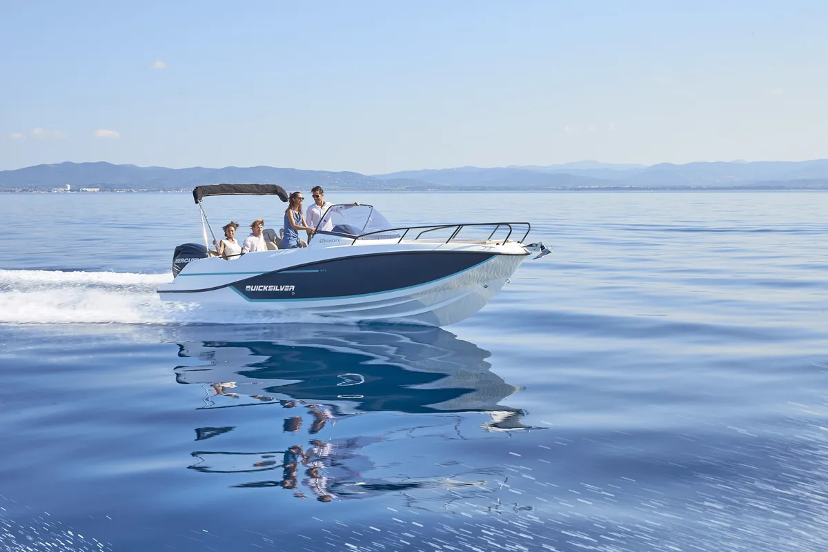 Quicksilver 605 Sundeck: Schnellbootfahrt auf dem Meer mit Passagieren