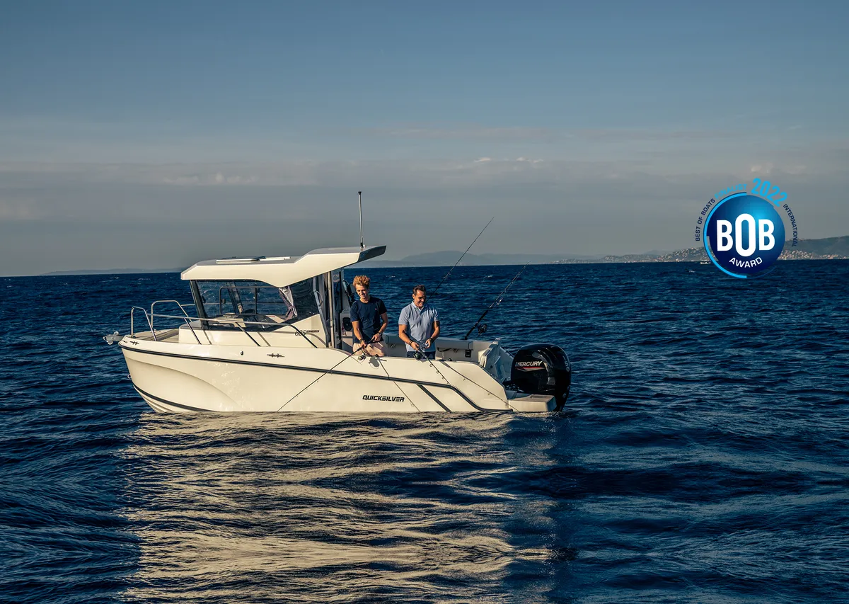 Quicksilver 625 Pilothouse: Zwei Männer, die auf einem Boot angeln
