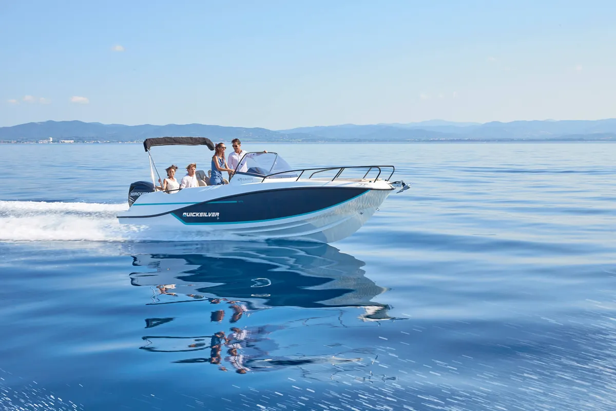 Quicksilver 675 Sundeck: Quicksilver boat cruising at sea