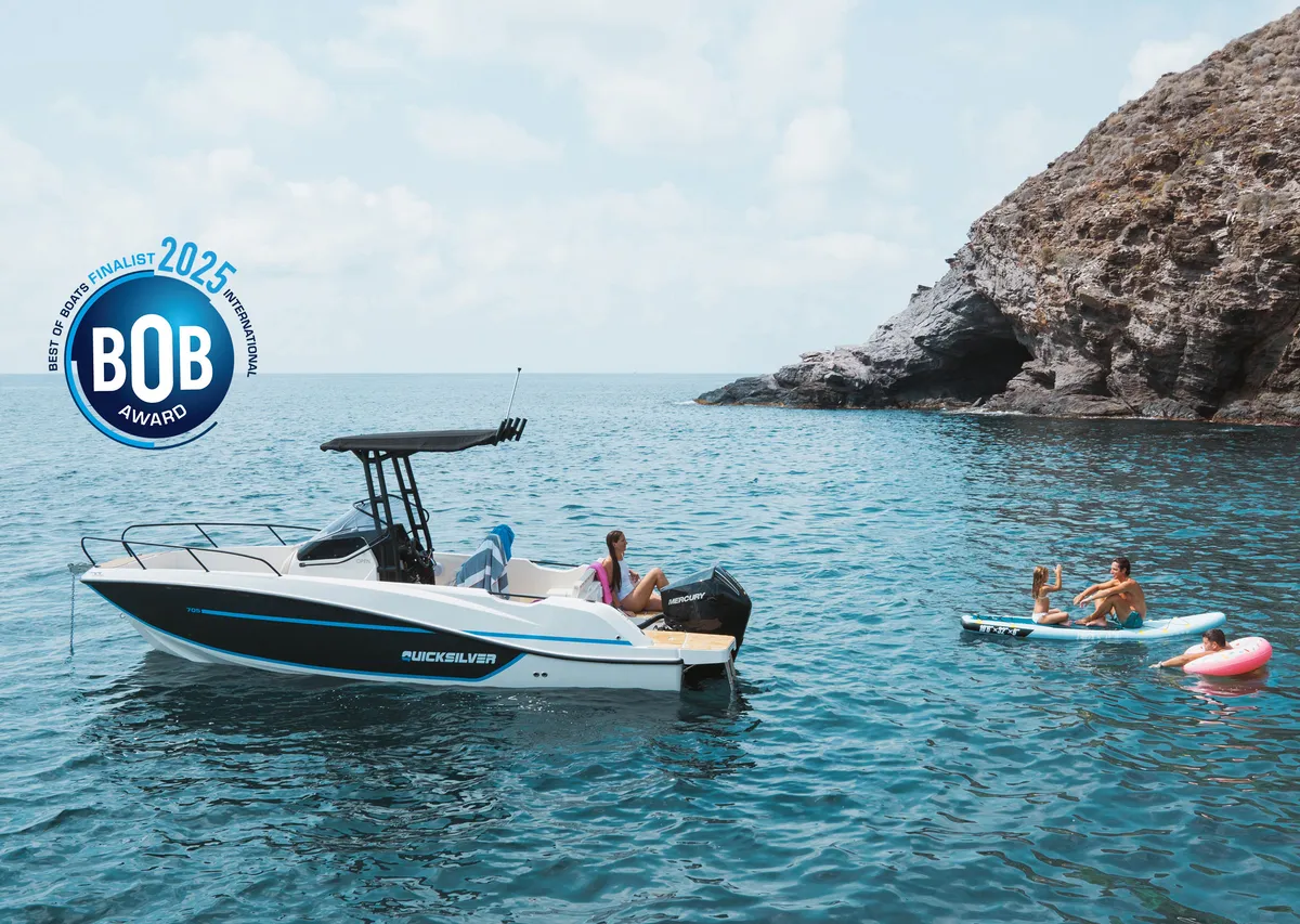 Quicksilver 705 Open: Boot vor Anker in der Nähe von Felsen
