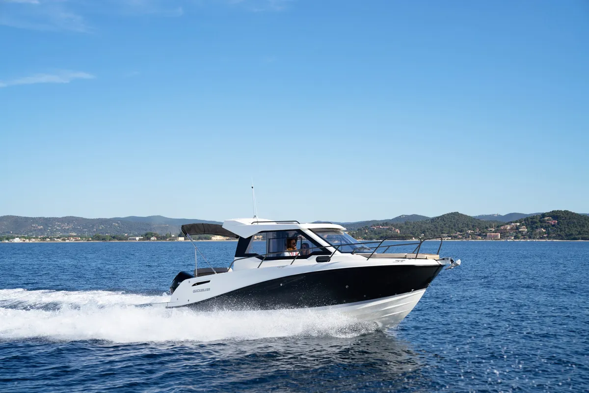 Quicksilver 705 Weekend: Bootsfahrt auf dem Meer in Küstennähe