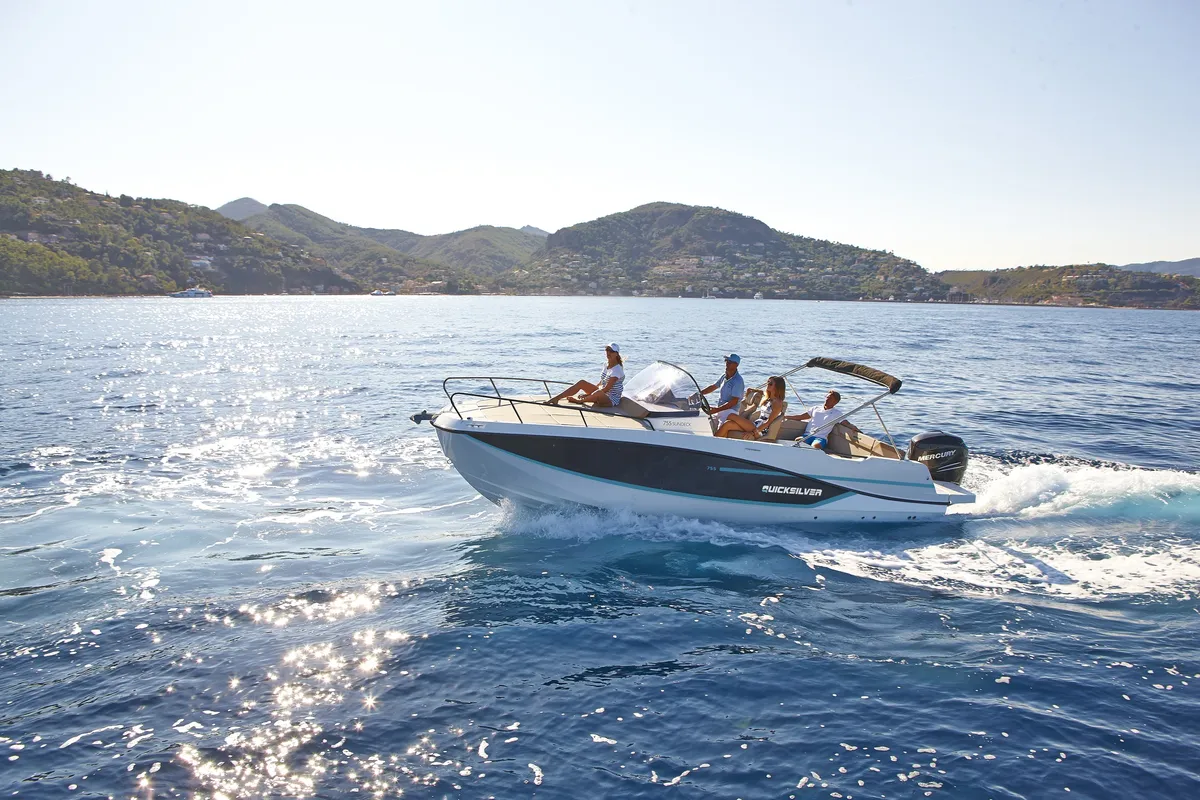 Quicksilver 755 Sundeck: Schnellbootfahrt auf dem Meer vor dem Hintergrund von Bergen
