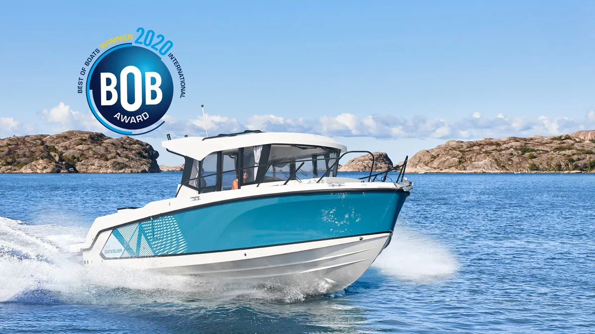 Quicksilver 805 Pilothouse: Boat cruising at sea