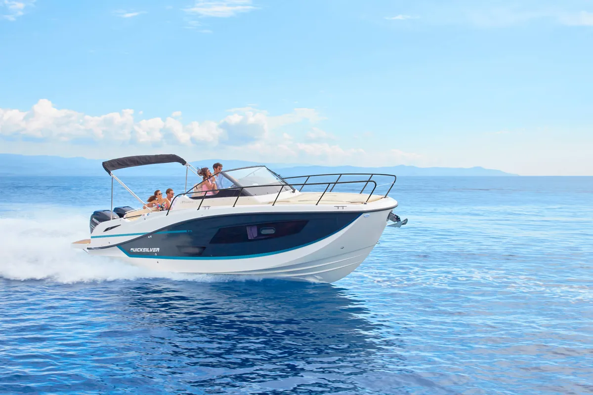 Quicksilver 875 Sundeck: Speedboat cruising at sea