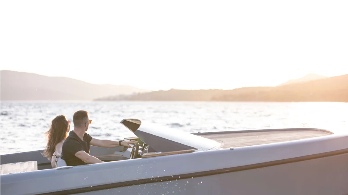 Rand Boats Spirit 25: Ein Paar auf einem Boot bei Sonnenuntergang