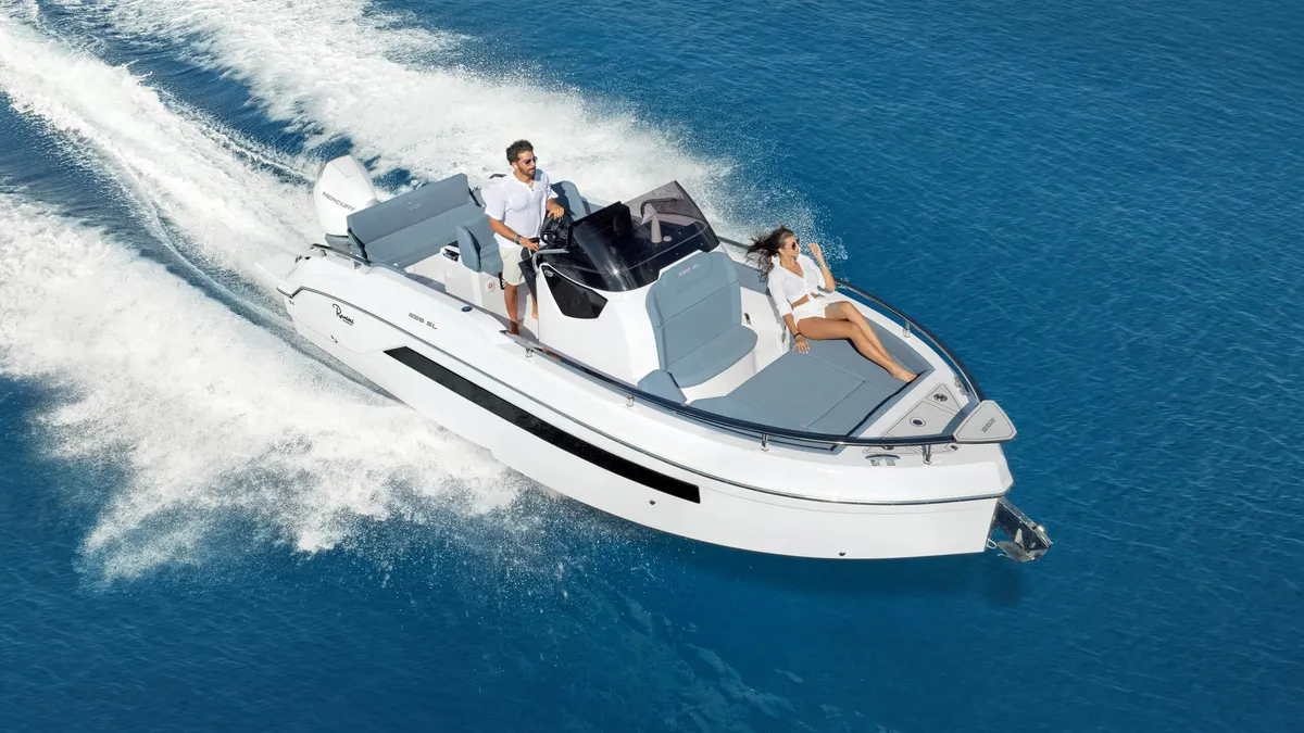 Ranieri International 255 SL: Boat cruising at sea with passengers