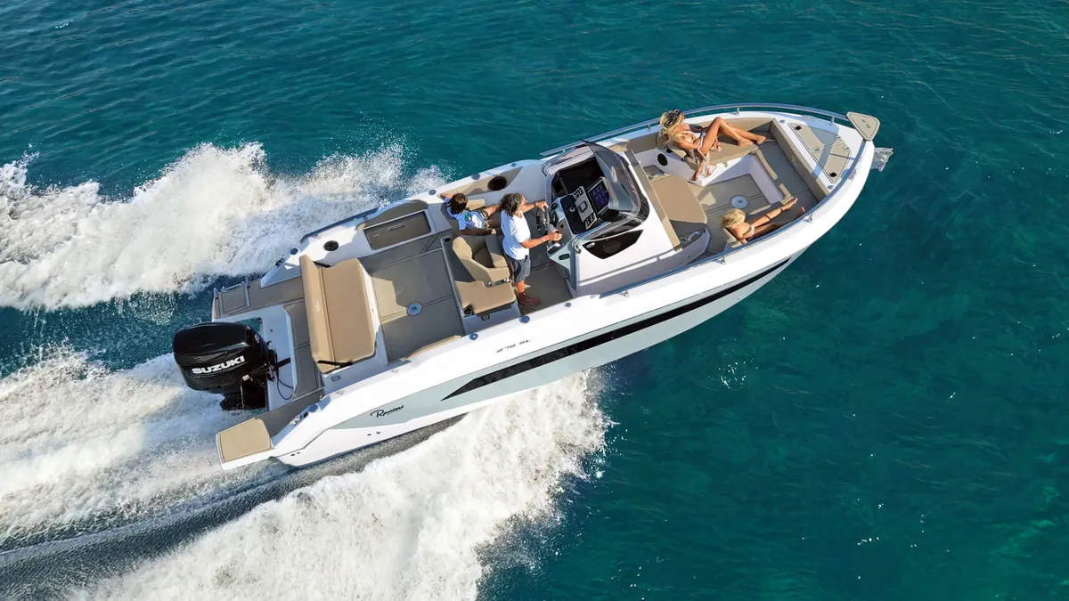 Ranieri International 275 SL: Bootsfahrt auf dem Meer