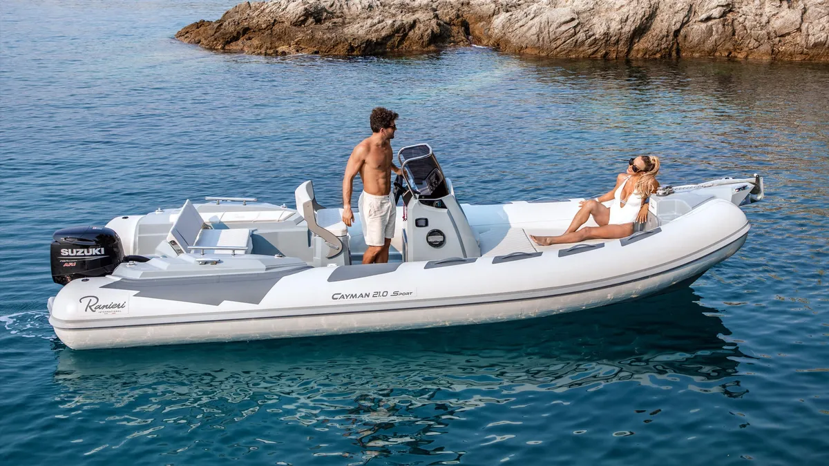 Ranieri International Cayman 21 Sport: Schlauchboot mit Besatzung auf See