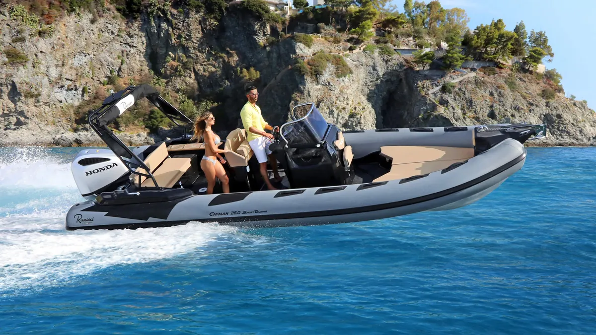 Ranieri International Cayman 26 Sport Touring: RIB boat cruising at sea