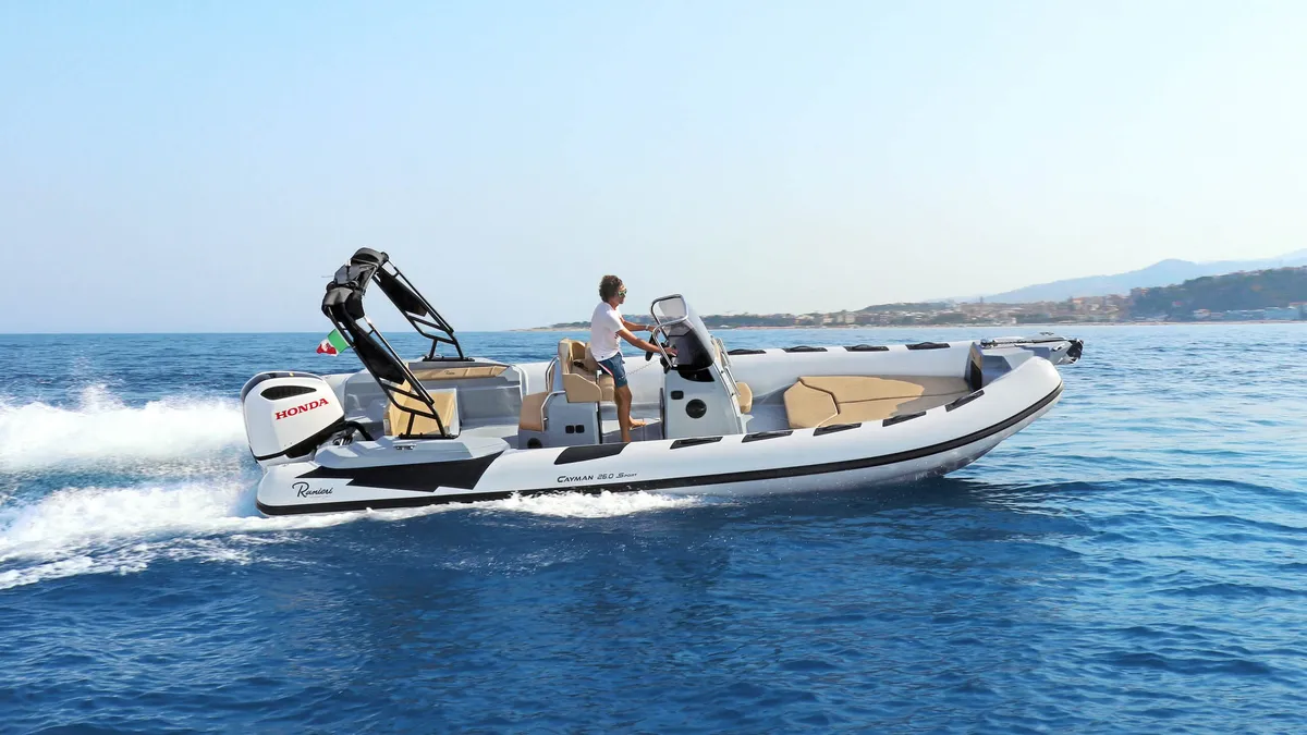 Ranieri International Cayman 26 Sport: RIB boat cruising at sea