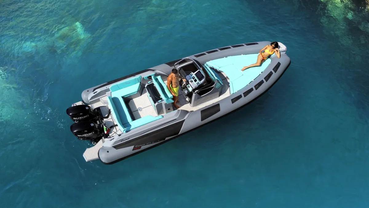 Ranieri International Cayman 27 Sport Touring: Boat photographed from above at sea