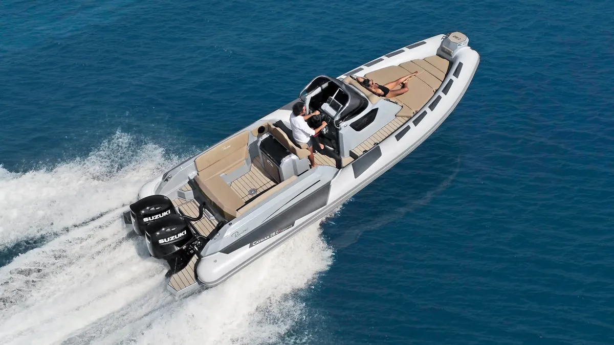 Ranieri International Cayman 28.0 Executive: Speedboat cruising at sea