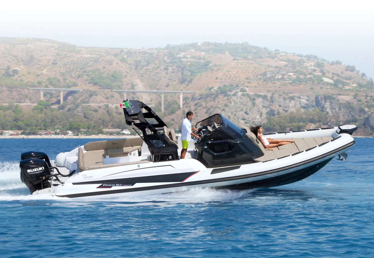 Ranieri International Cayman 35.0 Executive: Schnellbootfahrt auf dem Meer