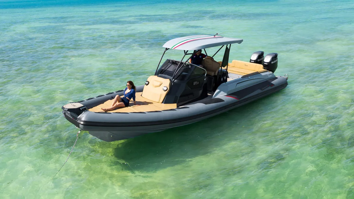 Ranieri International Cayman 38.0 Executive: Rubber boat with sun deck at sea