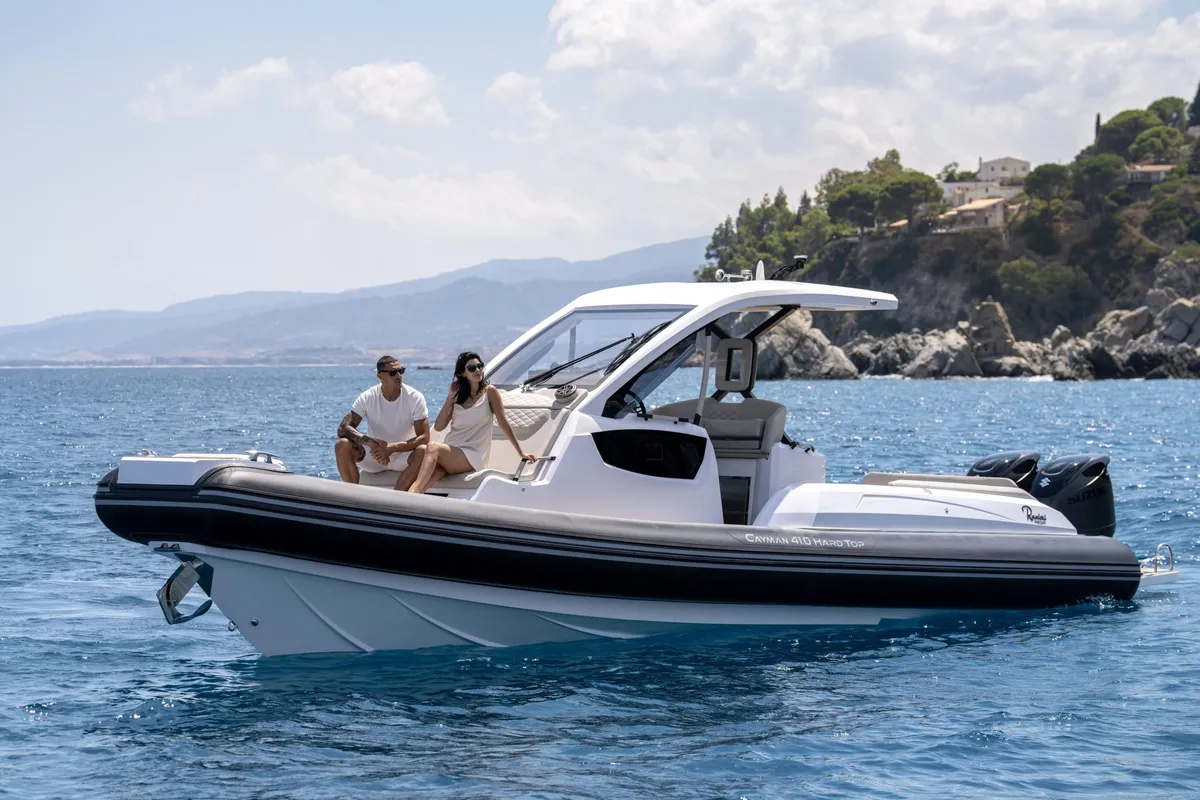 Ranieri International Cayman 41.0 Hard Top: Boat with a couple at sea