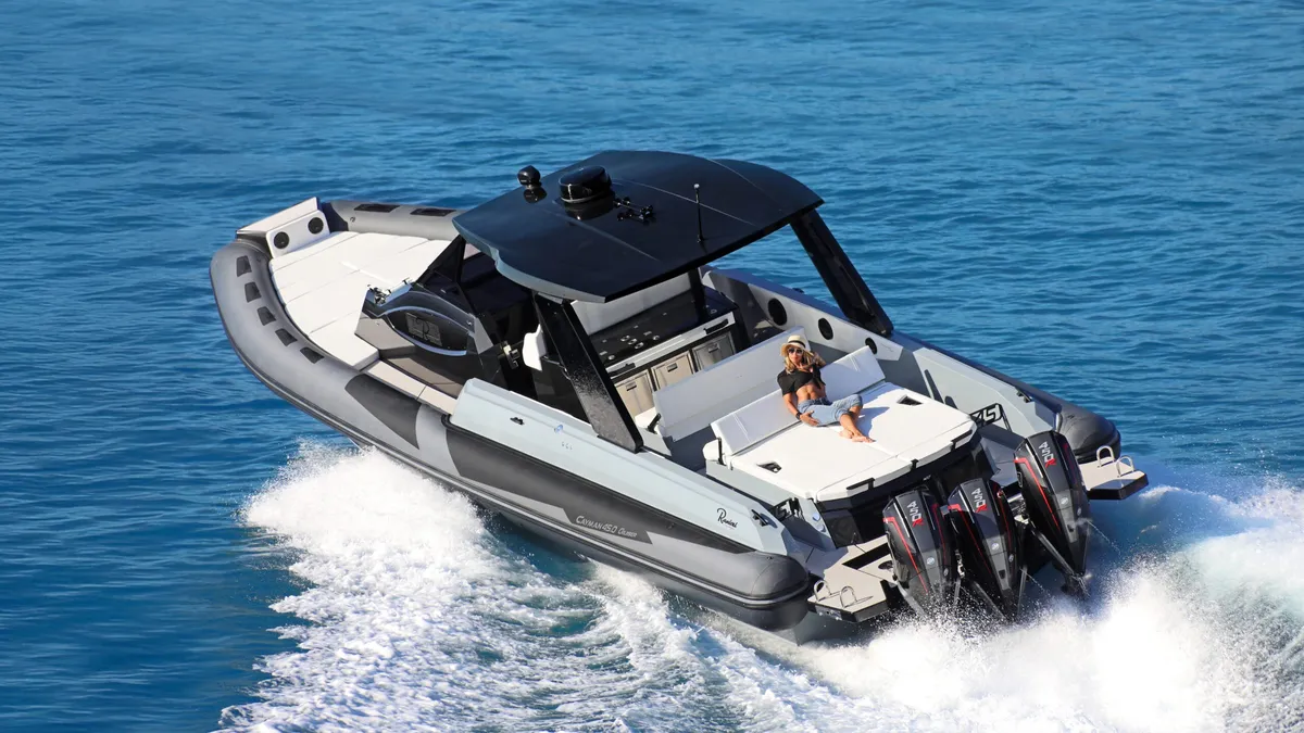 Ranieri International Cayman 45.0 Cruiser: Speedboat cruising with a woman