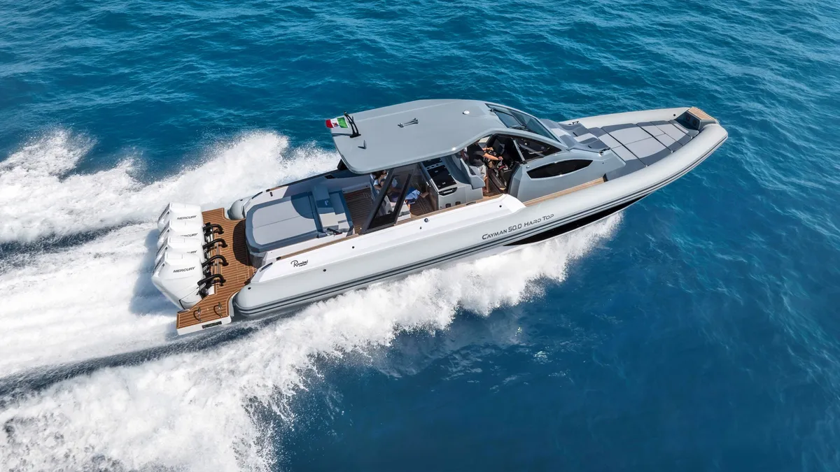 Ranieri International Cayman 50.0 Hard Top: Boat cruising through waves