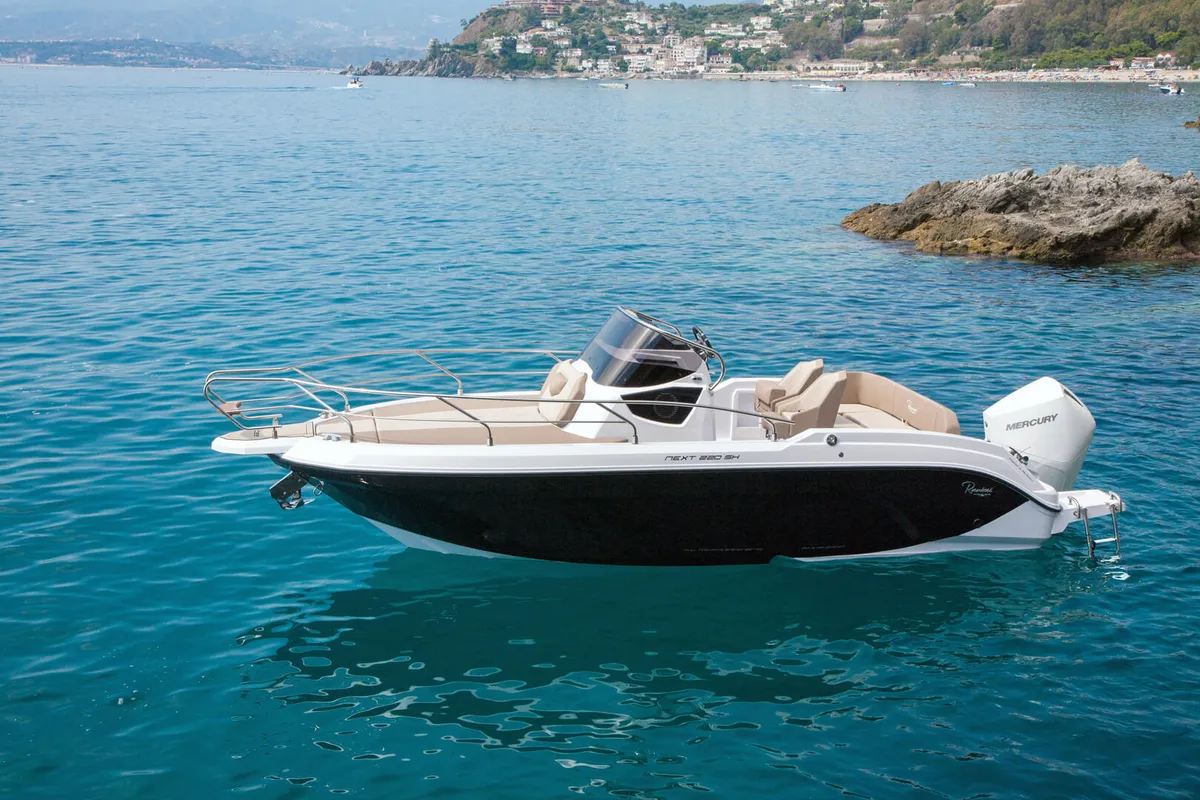 Ranieri International Next 220 SH: Ein Boot, das in Küstennähe vor Anker liegt