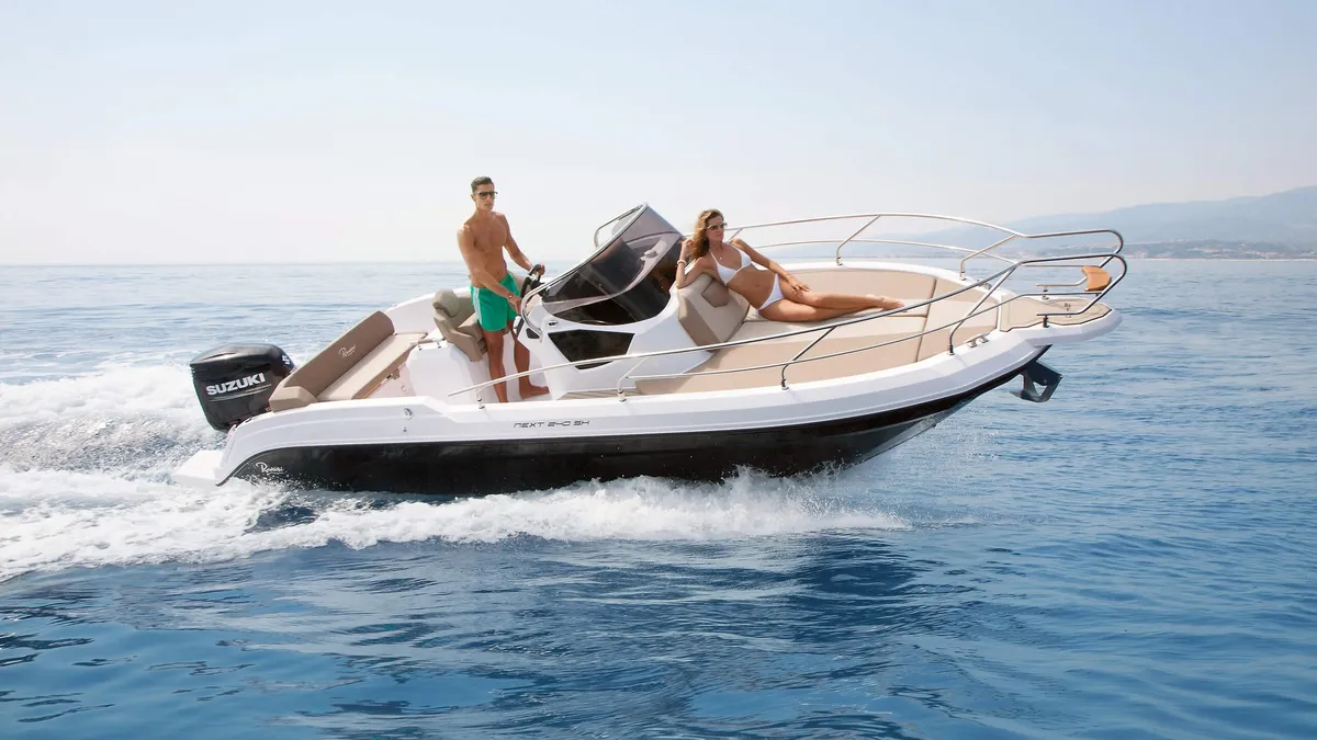 Ranieri International Next 240 SH: Boat cruising at sea