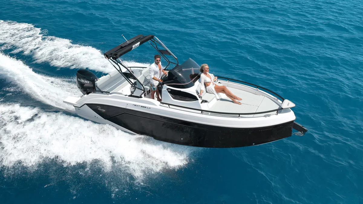 Ranieri International Next 255 LX: Boat cruising at sea