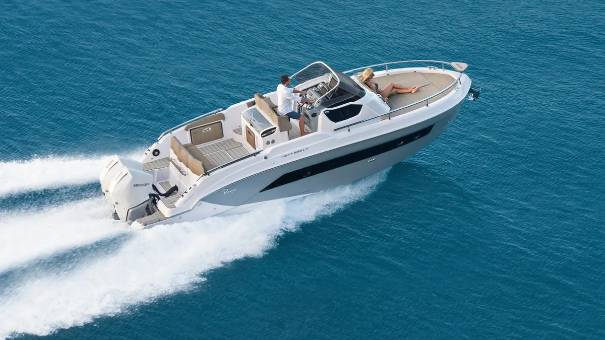 Ranieri International Next 285 LX: Boat cruising at sea