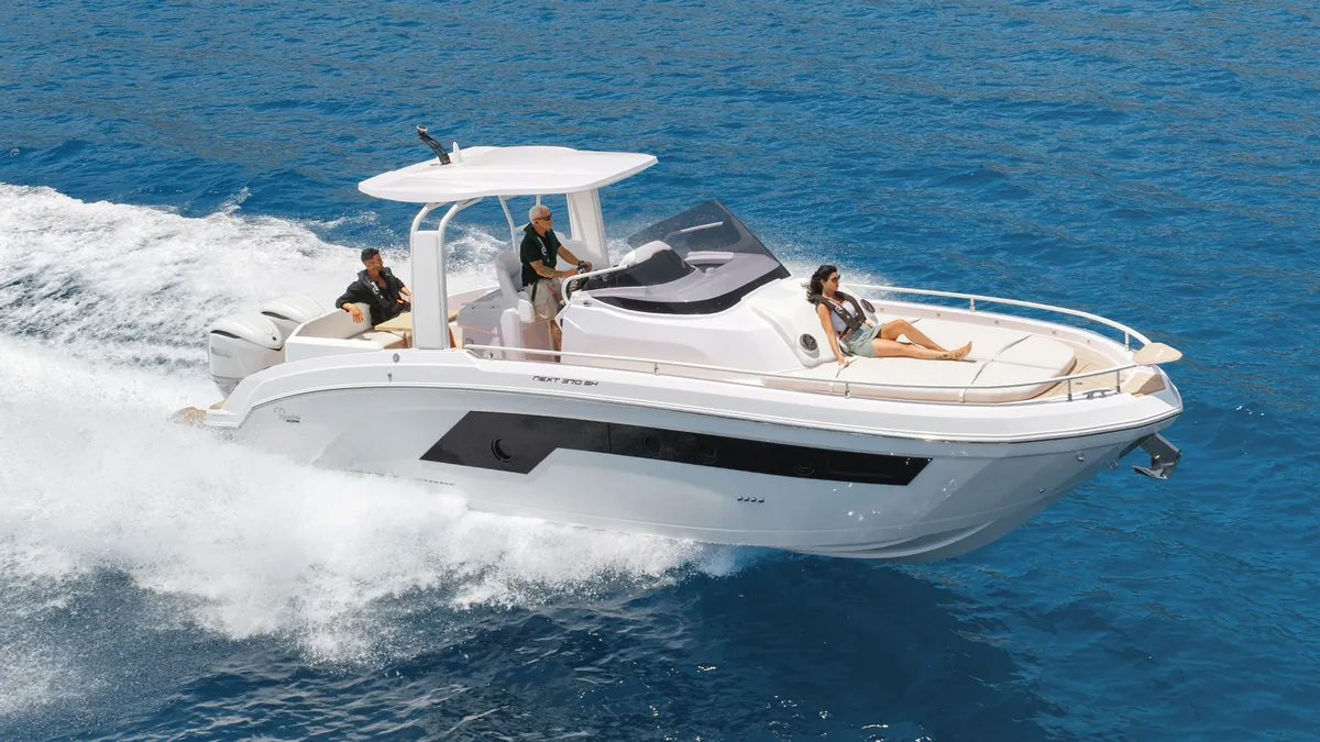 Ranieri International Next 370 SH: Boat cruising at sea