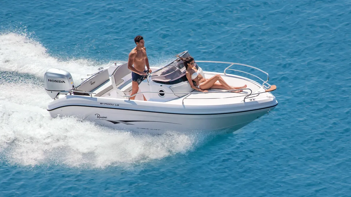 Ranieri International Shadow 19: Ein Boot, das auf dem Meer fährt und Personen an Bord hat