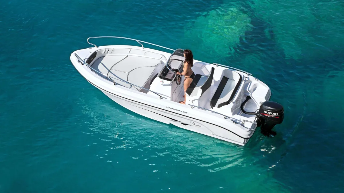 Ranieri International Voyager 19 S: Boat on clear water
