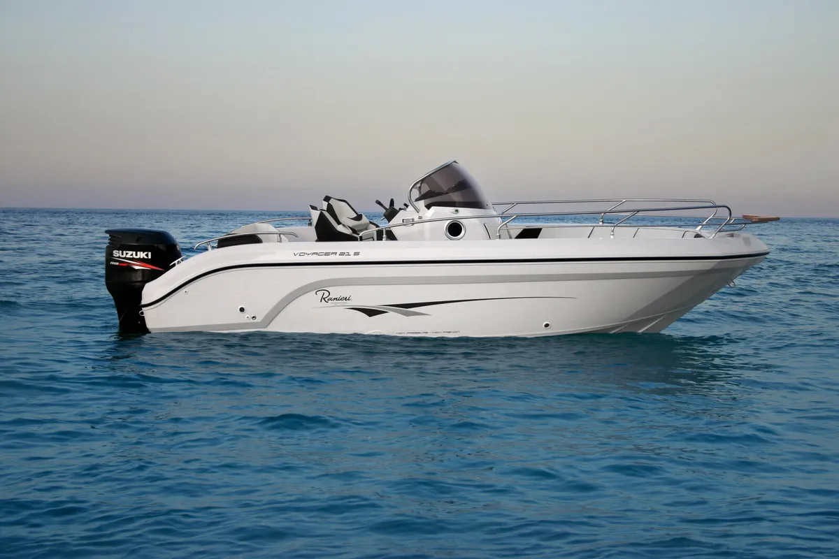 Ranieri International Voyager 21 S: White boat floating at sea
