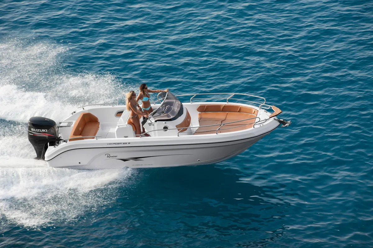 Ranieri International Voyager 23 S: Boat cruising at sea