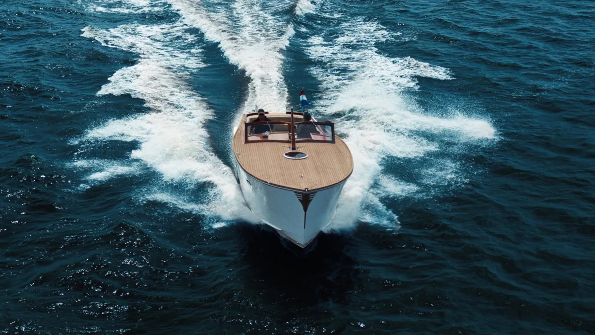 Rapsody Yachts R32: Ein Boot, das auf dem Meer fährt und eine Heckwelle hinter sich herzieht