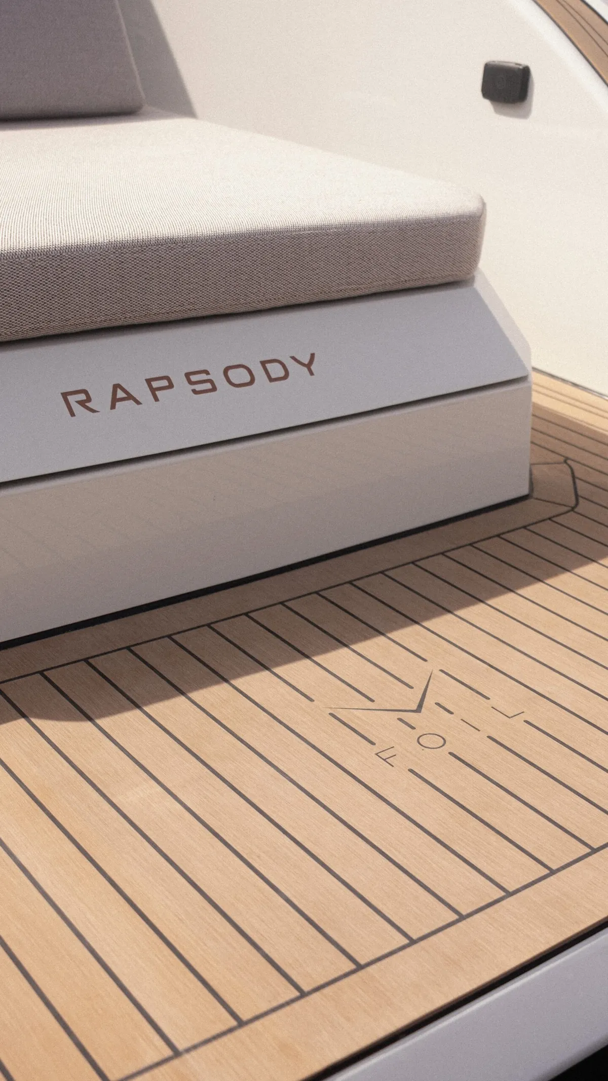 Rapsody Yachts R35 V-Foil: Teak deck with bench seat