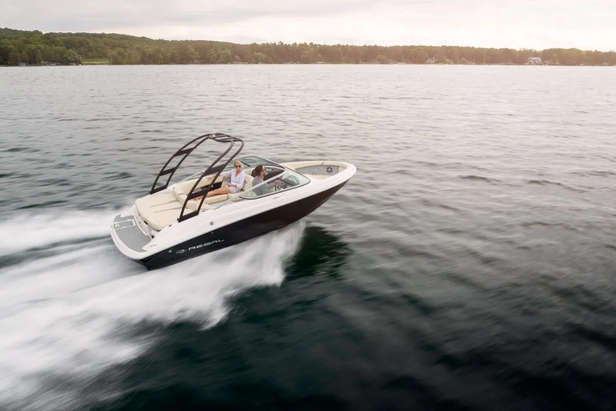 Regal 2000 ES: Unterwegs auf einem See