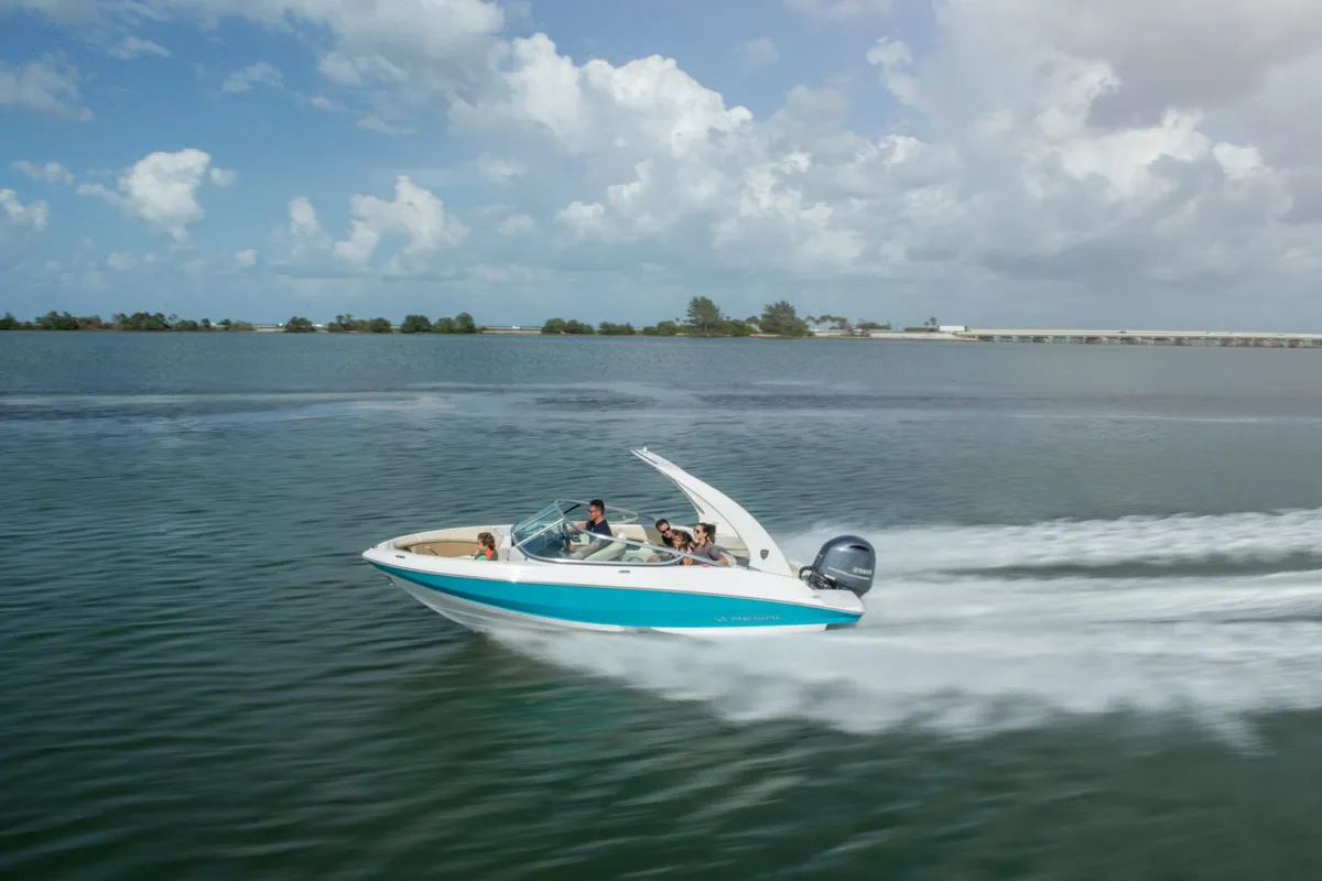 Regal 21 OBX: Vue latérale en navigation