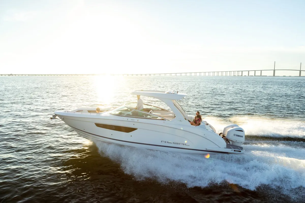 Regal 33 OBX: Seitenansicht in Fahrt