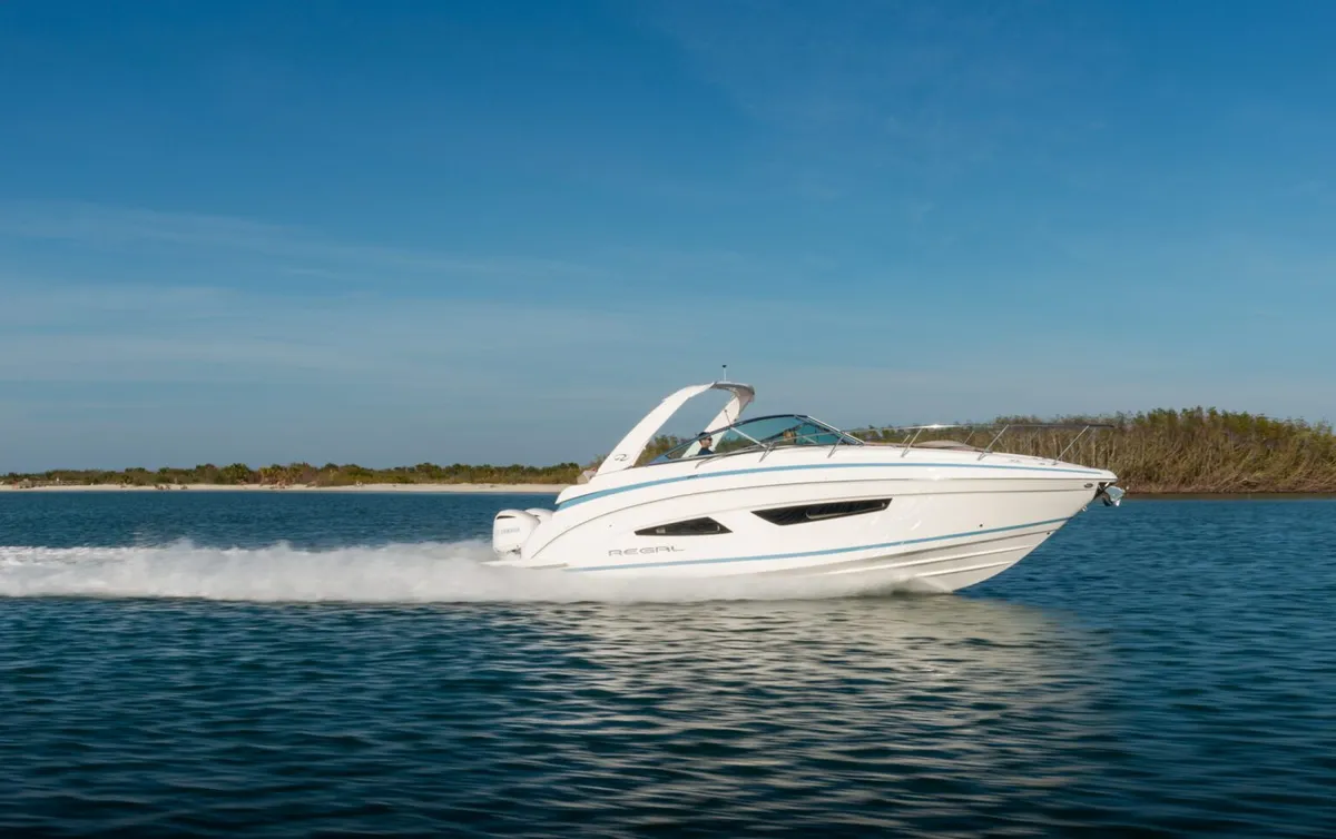 Regal 33 XO: Seitenansicht in Fahrt