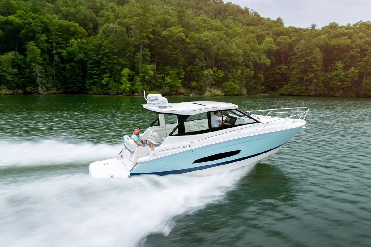 Regal 36 Grande Coupe: Cruising on a lake