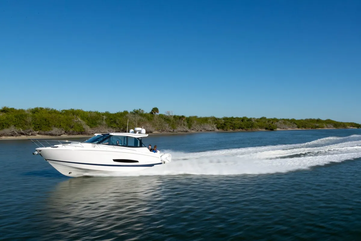 Regal 36 XO: Vue latérale en navigation