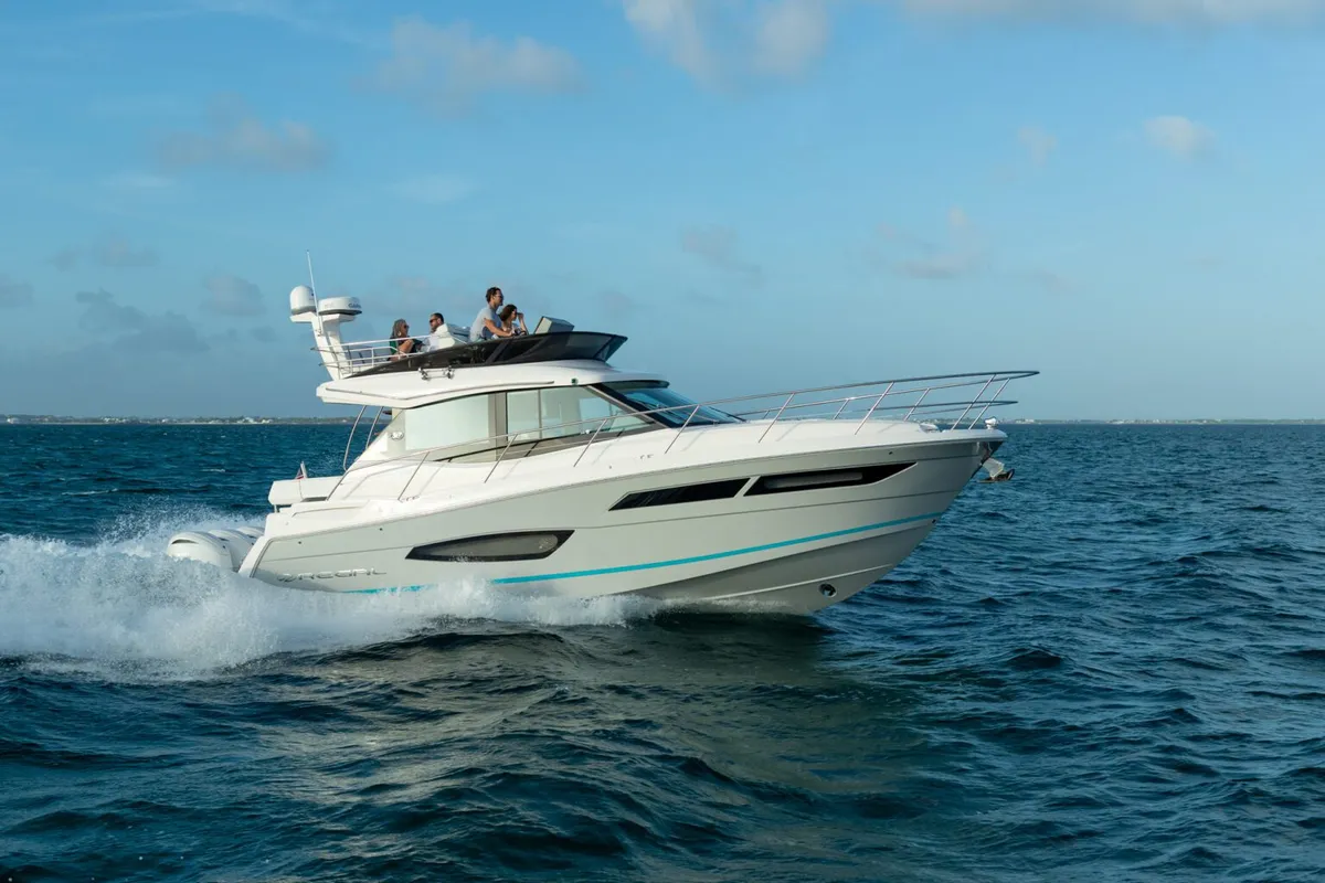 Regal 38 FXO: Seitenansicht in Fahrt