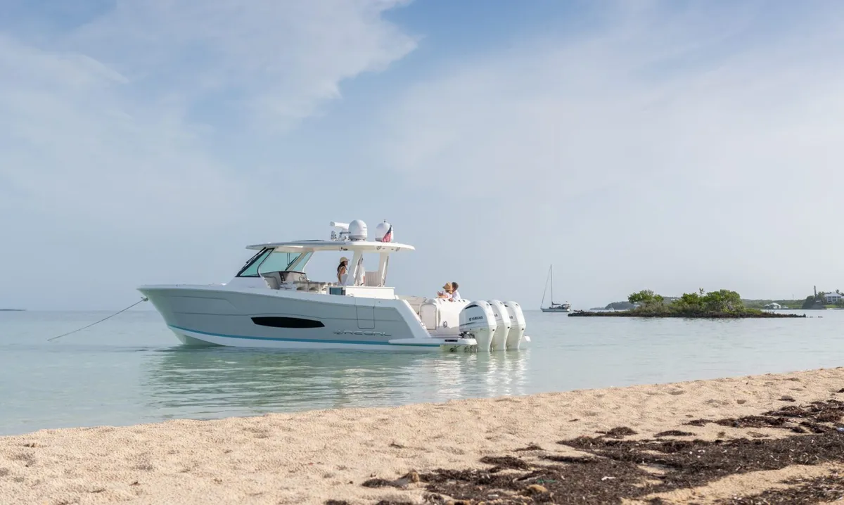 Regal 38 SAV: Vue latérale sur la plage
