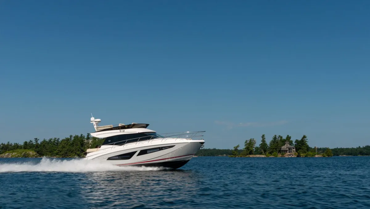 Regal 42 FLY: Seitenansicht in Fahrt