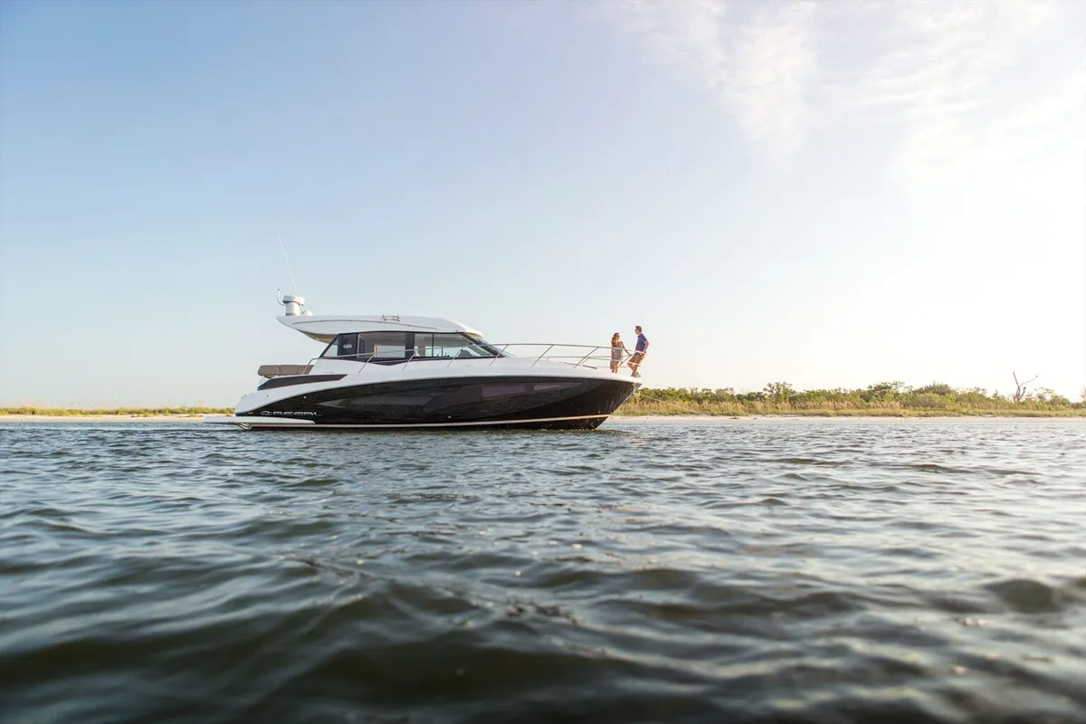 Regal 42 Grande Coupe: Seitenansicht vor Anker